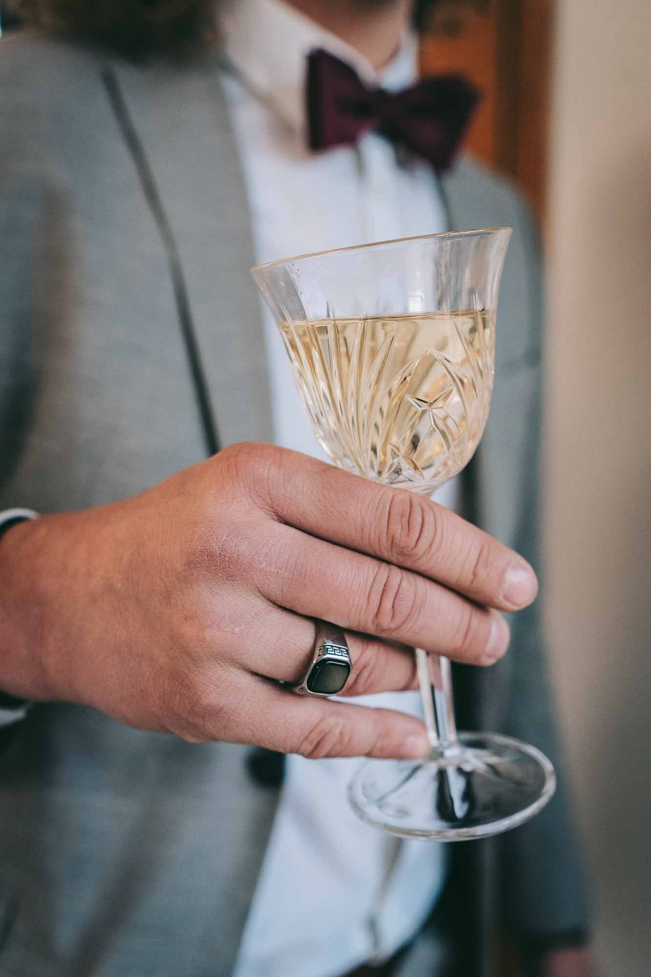 Man in suit with glass of alcohol-free aperitif in his hand