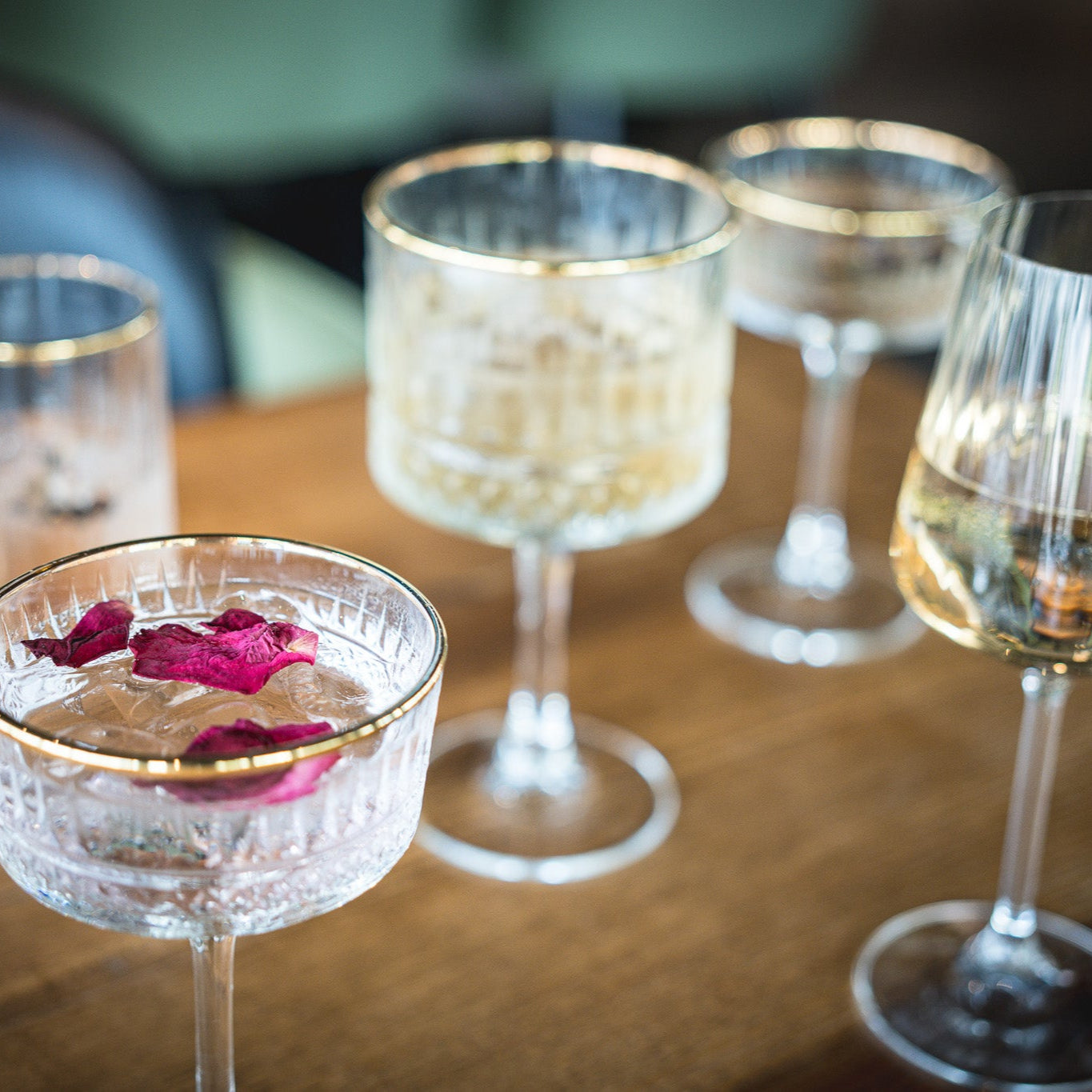 Verschiedene Gläser zur Präsentation der alkoholfreien Getränke von LUST & FEAST in einem Restaurant